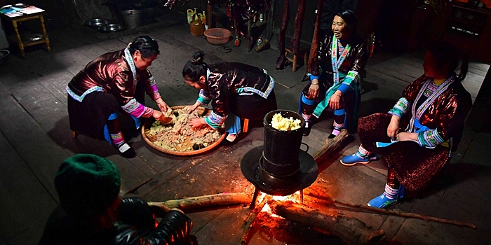 Мяоские женщины готовят традиционное вино чунъян