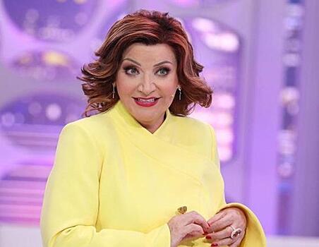 «Нереальная красавица»: Степаненко появилась на съемках шоу в желтом костюме и зеленом пиджаке