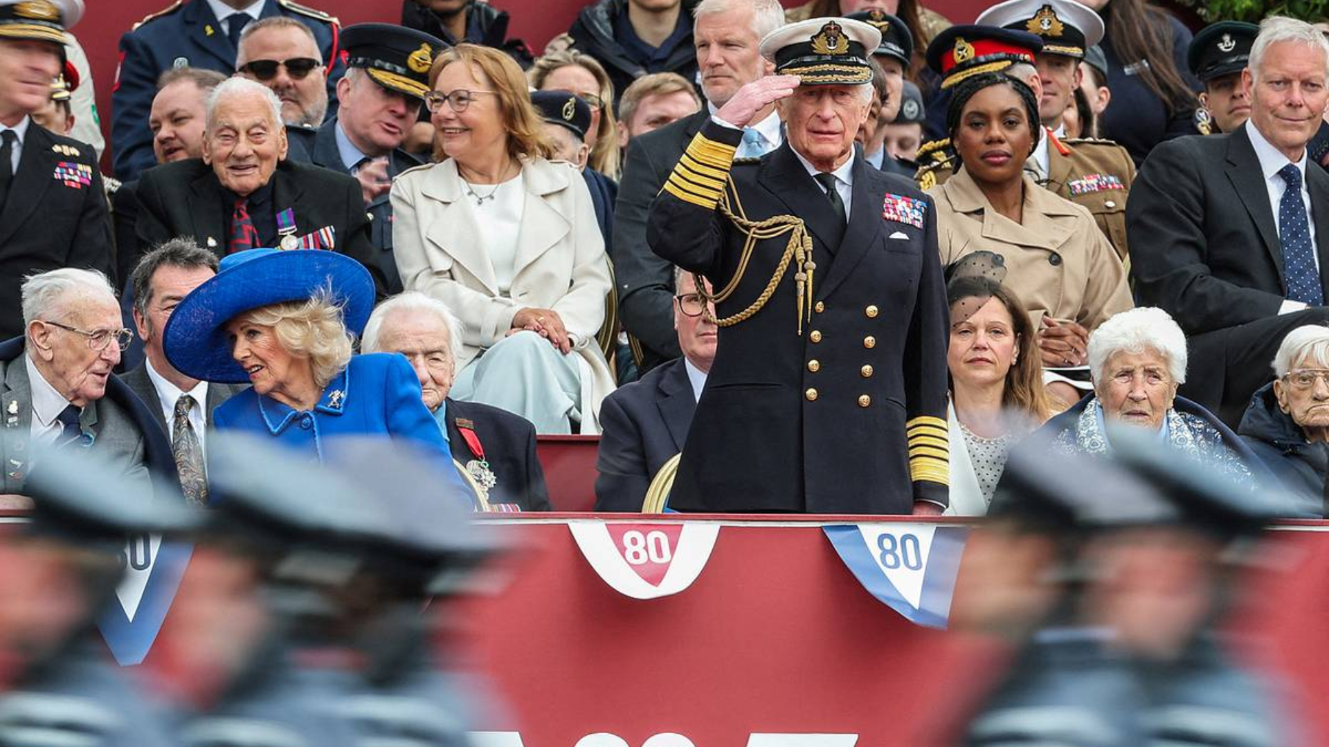 Карл III приветствовал бойцов ВСУ военным салютом