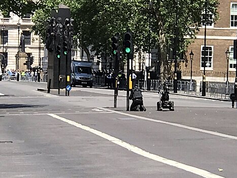 Полиция Лондона перекрывала улицы в правительственном квартале. У офиса Терезы Мэй нашли странный предмет
