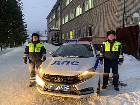 В Кировской области на трассе автоинспекторы помогли семье, чья машина улетела в кювет