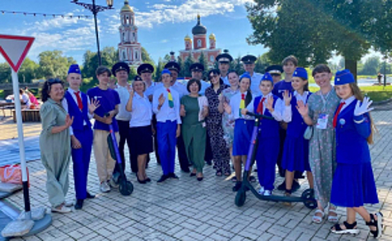 В Новгородской области накануне Дня семьи, любви и верности состоялось мероприятие «Безопасность матери и ребенка - семейный код ПДД»