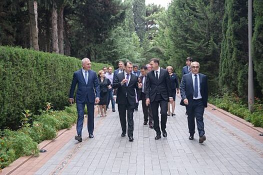 Губернатор Евгений Куйвашев почтил память Гейдара Алиева и возложил цветы к Вечному огню в Баку