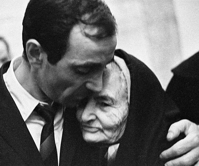Французский певец и композитор Шарль Азнавур (слева) и его бабушка Айкануш (справа), 1964 год