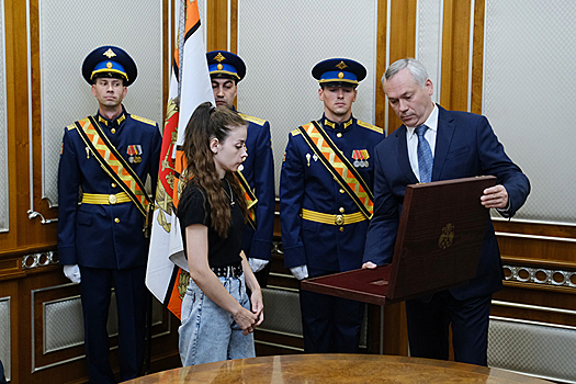 Андрей Травников передал медаль Героя России родственникам Гвардии прапорщика Николая Кондратенко
