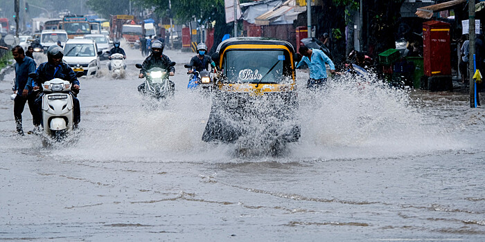 Обзор зарубежных СМИ: наводнения в Индии и медицинские поезда в Казахстане