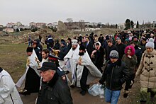 Православные христиане окунались в прорубь в ночь на Крещение в Москве