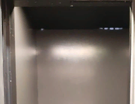 Кабину лифта перекрасили в доме на Шоссе Энтузиастов