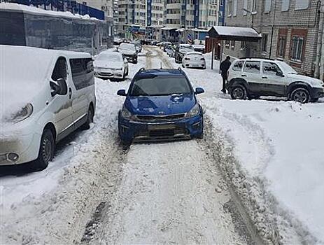 В Самаре пешеход поскользнулся в нечищеном дворе и упал под машину