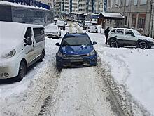 В Самаре пешеход поскользнулся в нечищеном дворе и упал под машину