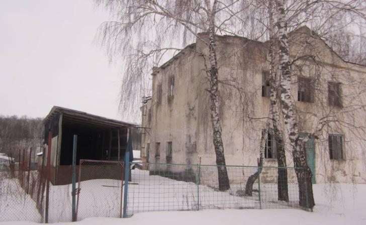 В Курской области два заброшенных дома культуры признали небезопасными