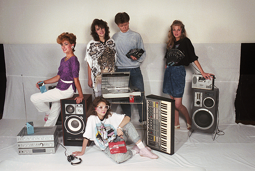 Вообще ценилась любая радио- и музыкальная аппаратура. Как и джинсы, и клипсы, и прически с огромным зачесом на одну сторону. В наше время все это сгодится разве что для тематических вечеринок