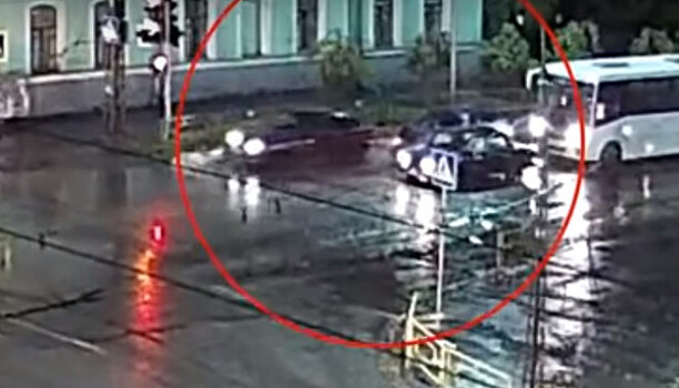 Соблюдай дистанцию: ДТП произошло в центре Петрозаводска (видео)