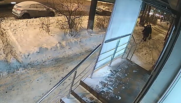 Двух женщин завалило снегом в центре Ярославля