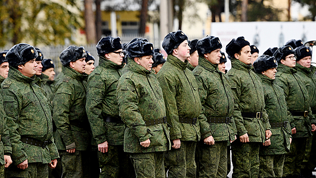 Власти решили поднять оклады военных в 2024 году