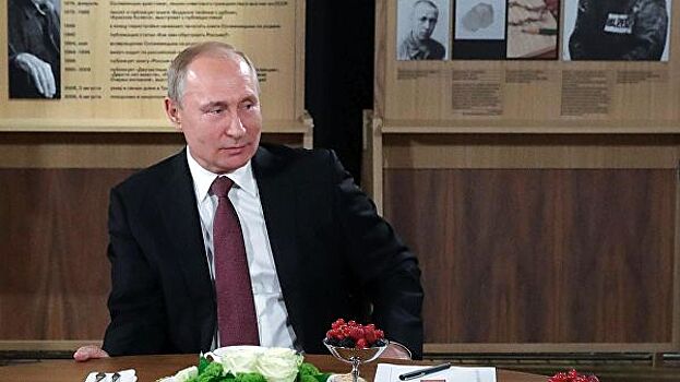 Путин встретился с членами семей погибших офицеров-подводников