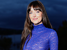 Папарацци застали Дакоту Джонсон на свидании впервые после её расставания с Крисом Мартином