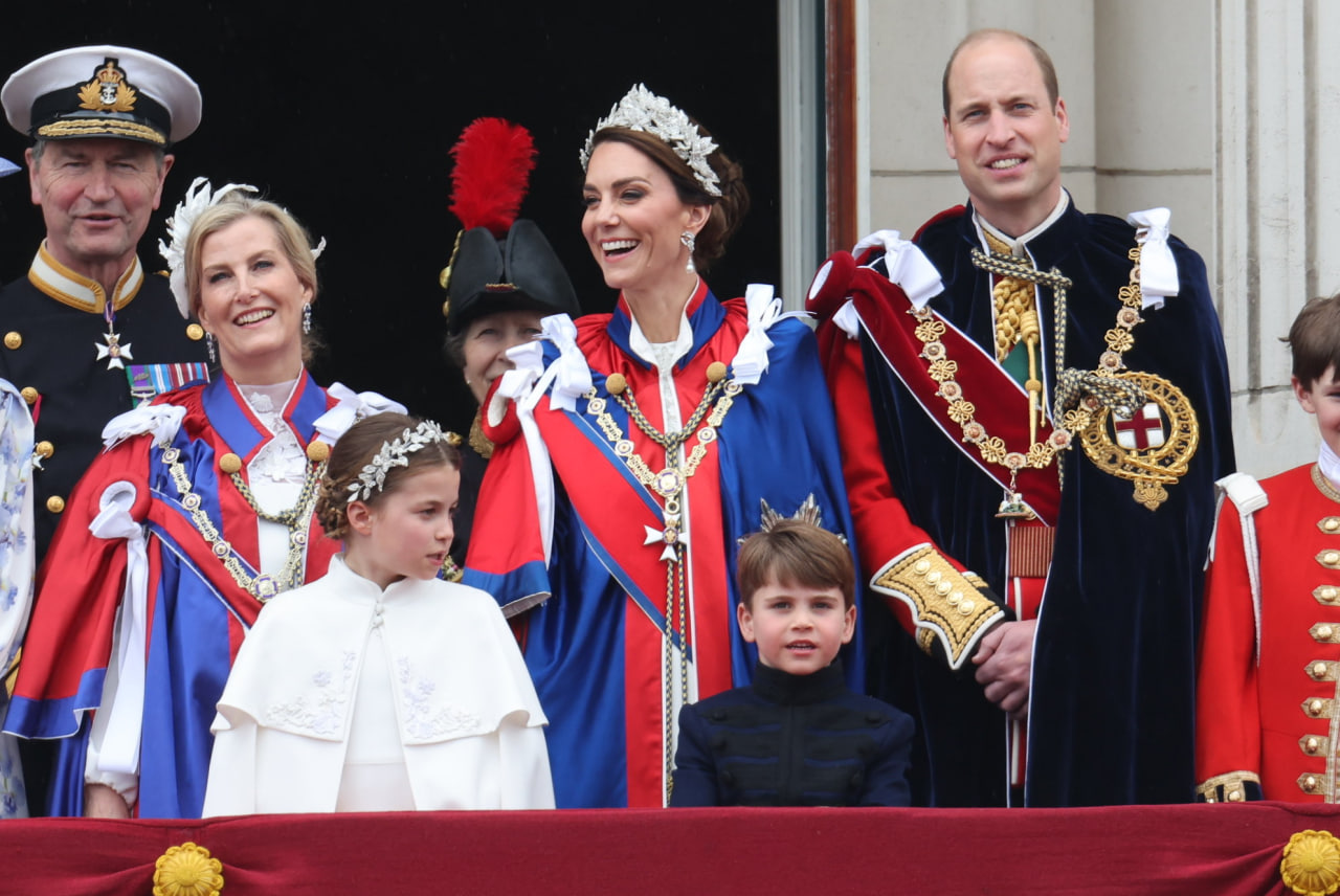 Принц Гарри не вышел на балкон дворца вместе с другими членами королевской семьи