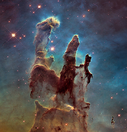 Этот снимок считается одним из самых известных фотографий знаменитого телескопа. Название его не случайно, поскольку на нем запечатлена активная область звездообразования в туманности Орел (сама туманность расположена в созвездии Змеи). Темные области в туманности «Столпы творения» – это протозвезды. Самое удивительное то, что «на данный момент» как таковых столпов творения уже не существует. По данным инфракрасного телескопа Spitzer, они были уничтожены взрывом сверхновой около 6 тыс. лет назад, но, поскольку туманность была расположена на расстоянии 7 тыс. световых лет от нас, мы сможем любоваться ею еще целую тысячу лет