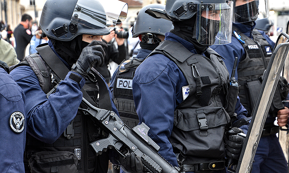 Противостояние полиции и протестующий против пенсионной реформы в Марселе, 18 марта 2023 года