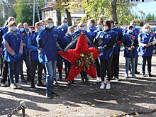 Волонтёры вагонзавода провели субботник на воинском захоронении и улице Героя СССР
