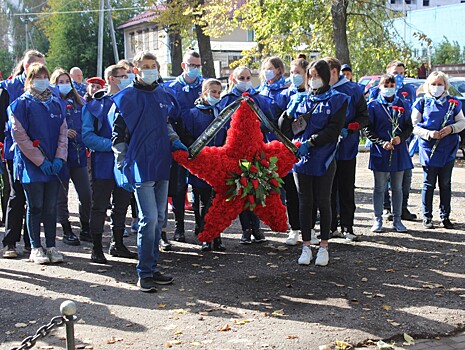 Волонтёры вагонзавода провели субботник на воинском захоронении и улице Героя СССР