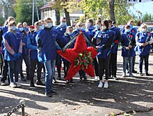 Волонтёры вагонзавода провели субботник на воинском захоронении и улице Героя СССР