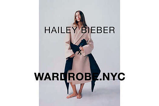 Хейли Бибер в розовой мини-юбке снялась для нового дропа