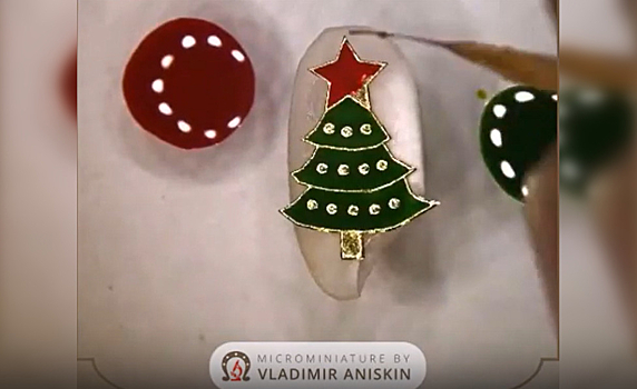 Новосибирец поместил новогоднюю елку на рисовое зернышко