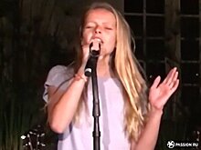 12-летняя дочь Гвинет Пэлтроу поразила всех вокальным талантом