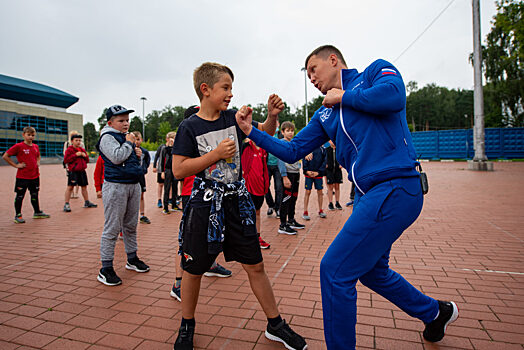 Чемпион мира по боксу провел занятие с юными спортсменами Балашихи