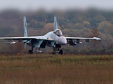 Летчик-истребитель на самолете Су-35С прикрыл ударную авиацию в зоне СВО