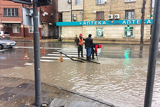 В Махачкале коммунальщики в круглосуточном режиме проводят очистку ливневой канализации