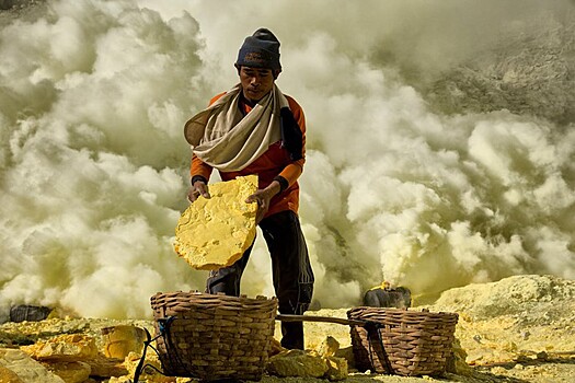 От вулкана до смертоносной шахты: как люди работают за $1