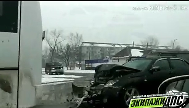 Иномарке разворотило «морду» после столкновением с автобусом в Приморье