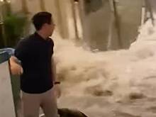 Супертайфун «Рагаса» стал причиной паники в вестибюле отеля в  Гонконге