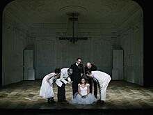 Смех сквозь слезы: Гоголевская «Женитьба» в новом формате на сцене Театра Моссовета