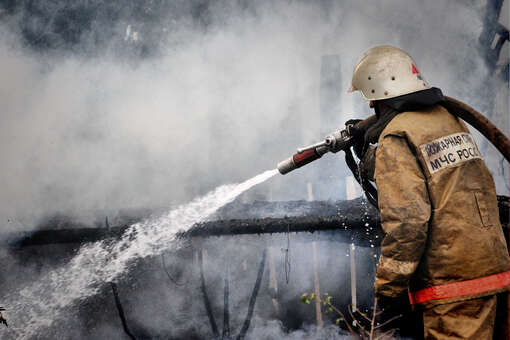МЧС: ангар горит на площади 4000 квадратных метров в Невском районе Петербурга