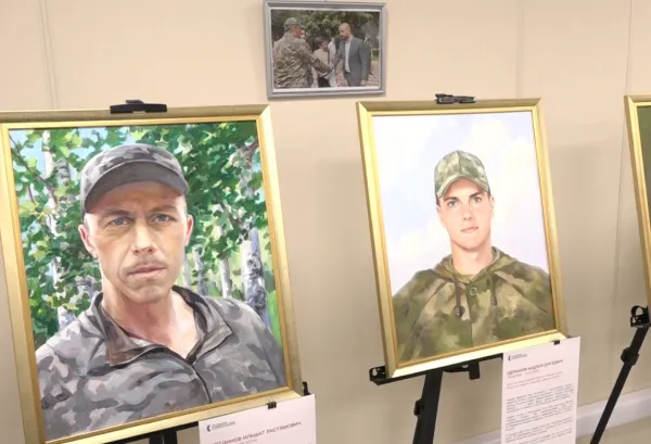 В Самаре до 9 декабря работает выставка портретов героев СВО «В сердце и памяти»