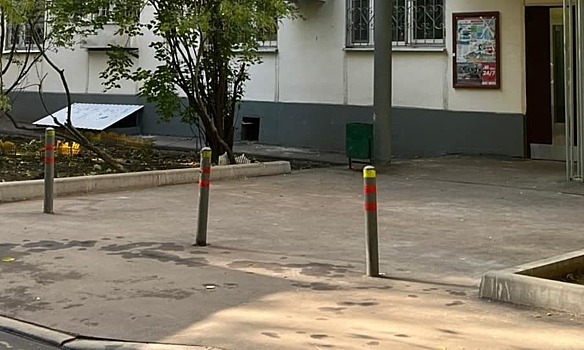 У жилого дома на Артюхиной восстановили ограду от машин