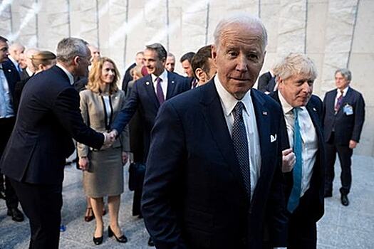 В кортеж Байдена кинули бутылку