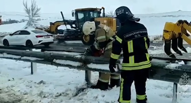 В Новошахтинске эвакуировали 86 детей с занесенной снегом трассы