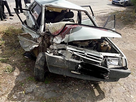 В Вольске два человека попали в больницу после страшной аварии на встречной полосе