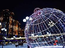 В Челябинске начали украшать город к новогодним праздникам