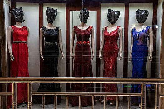Женским манекенам в магазинах Кабула закрыли лица пакетами и фольгой