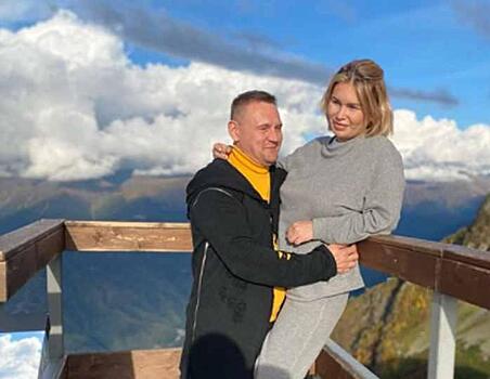 «С годовщиной!»: Степан Меньщиков и Ангелина Монах отпраздновали ситцевую свадьбу