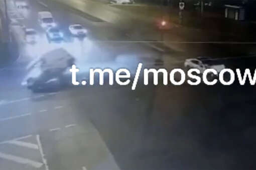Автомобиль скорой помощи перевернулся при столкновении с такси в Москве