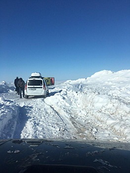 Ледяной плен: Под Саратовом водители оказались заперты в снежной ловушке