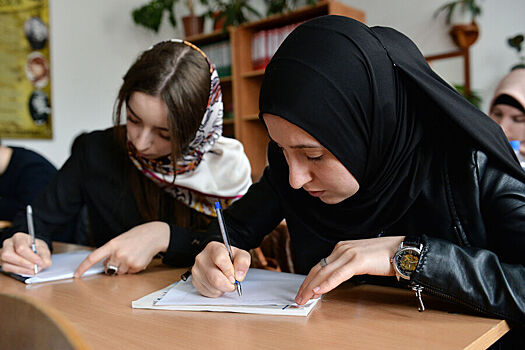 В ХМАО напомнили о запрете носить в школах хиджаб