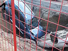 Два автомобиля свалились в глубокую яму в центре Благовещенска
